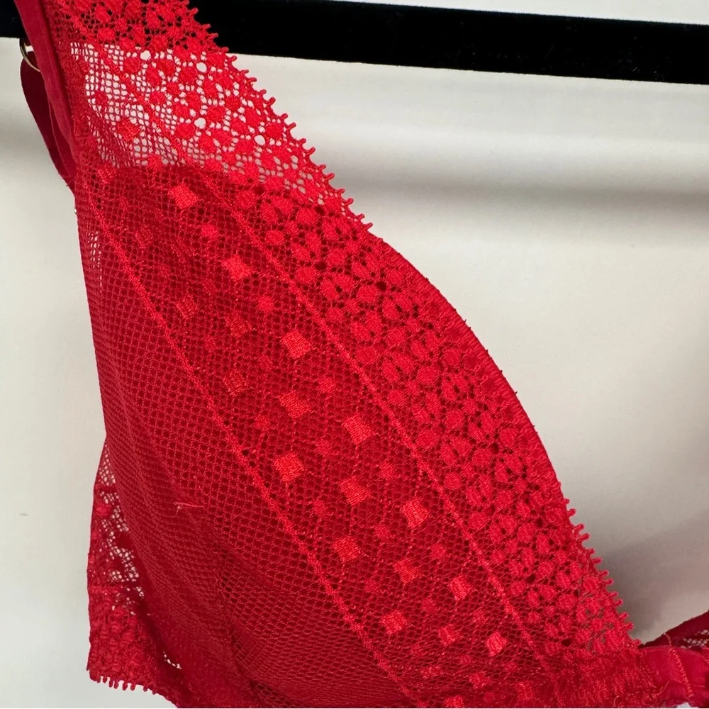 Victoria's Secret Incredible by VS Padded‎ Plunge Bra  Red  Size 32D